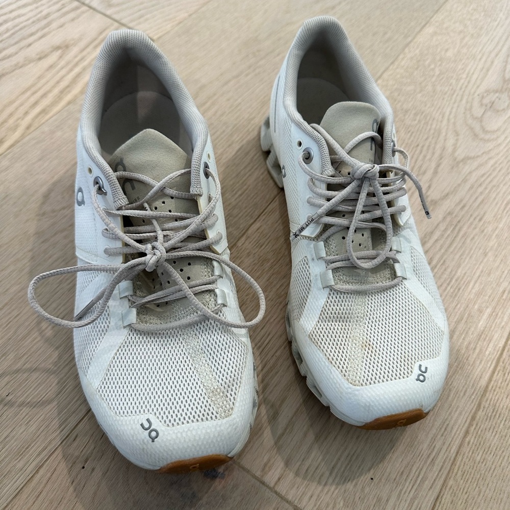 Size 7.5 women’s OnCloud tennis shoes